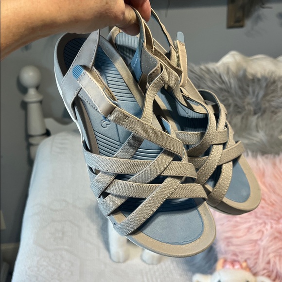 Bare Traps Comfy Strappy Adhesive Close Low Wedge Sandal Womens 5.5 - Picture 2 of 9